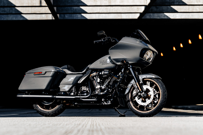 Harley-Davidson-Road-Glide-ST-va-Street-Glide-ST.jpg