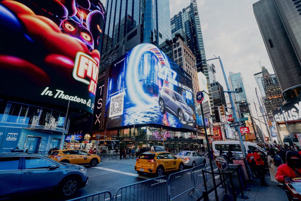 Hình ảnh xe VinFast tỏa sáng tại Quảng trường Thời Đại New York 4'.jpg