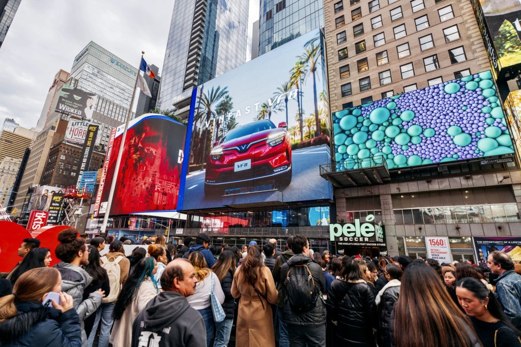 Hình ảnh xe VinFast tỏa sáng tại Quảng trường Thời Đại New York.jpg