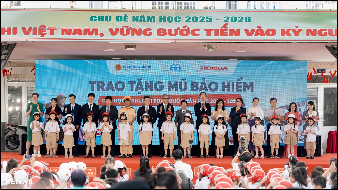 HONDA - Trao tặng mũ bảo hiểm cho học sinh lớp Một toàn quốc năm học 2025 – 2026 “Đội mũ xinh ...jpg
