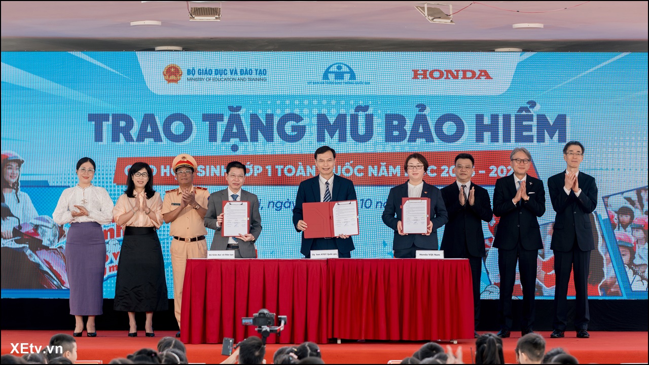 HONDA - Trao tặng mũ bảo hiểm cho học sinh lớp Một toàn quốc năm học 2025 – 2026 “Đội mũ xinh ...jpg