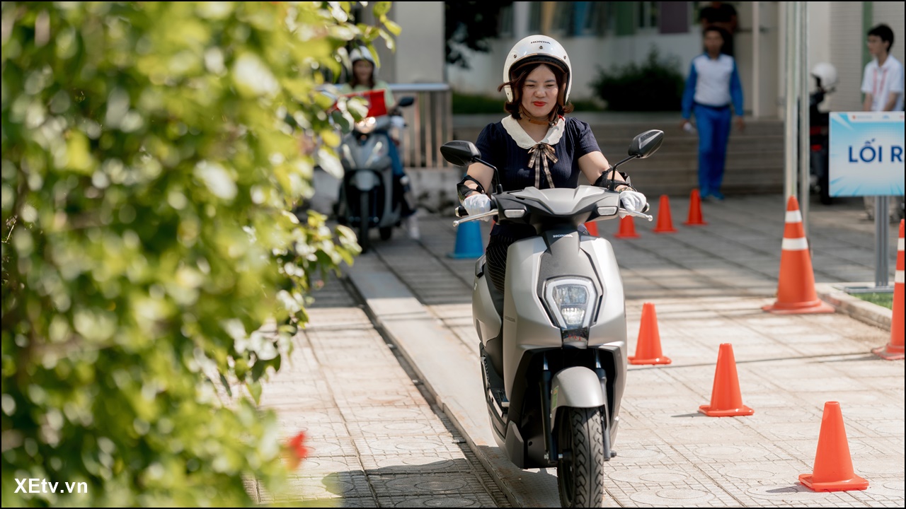 HONDA - Trao tặng mũ bảo hiểm cho học sinh lớp Một toàn quốc năm học 2025 – 2026 “Đội mũ xinh ...jpg