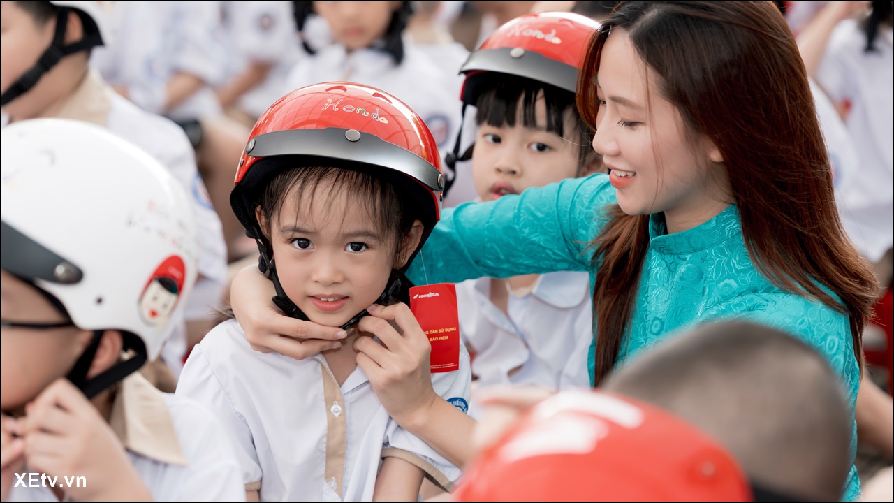 HONDA - Trao tặng mũ bảo hiểm cho học sinh lớp Một toàn quốc năm học 2025 – 2026 “Đội mũ xinh ...jpg