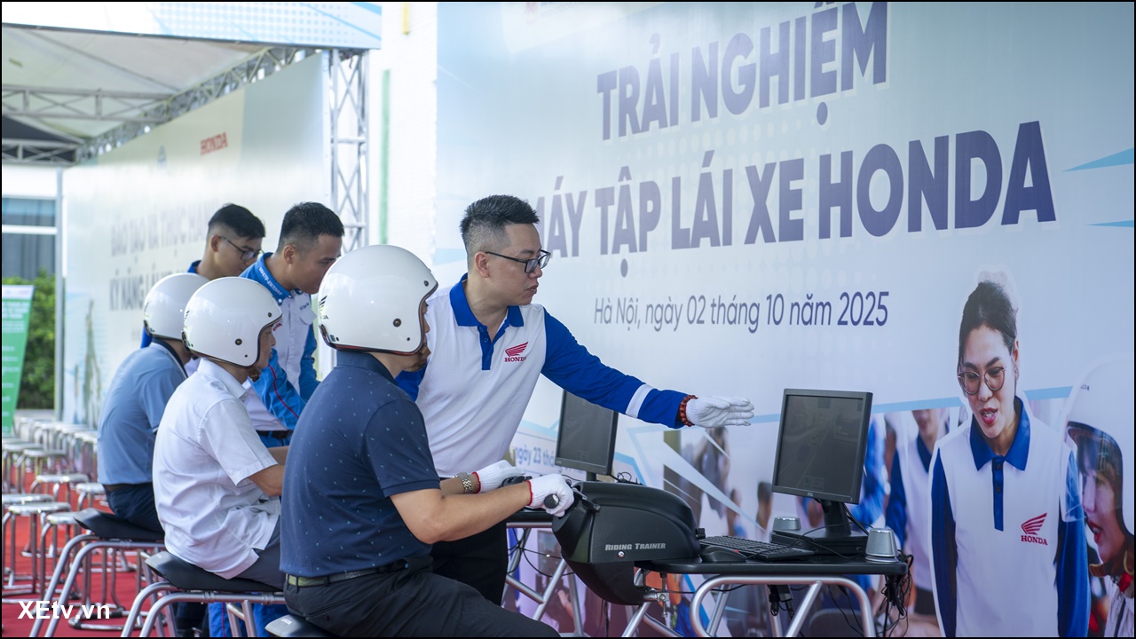 HONDA - Trao tặng mũ bảo hiểm cho học sinh lớp Một toàn quốc năm học 2025 – 2026 “Đội mũ xinh ...jpg