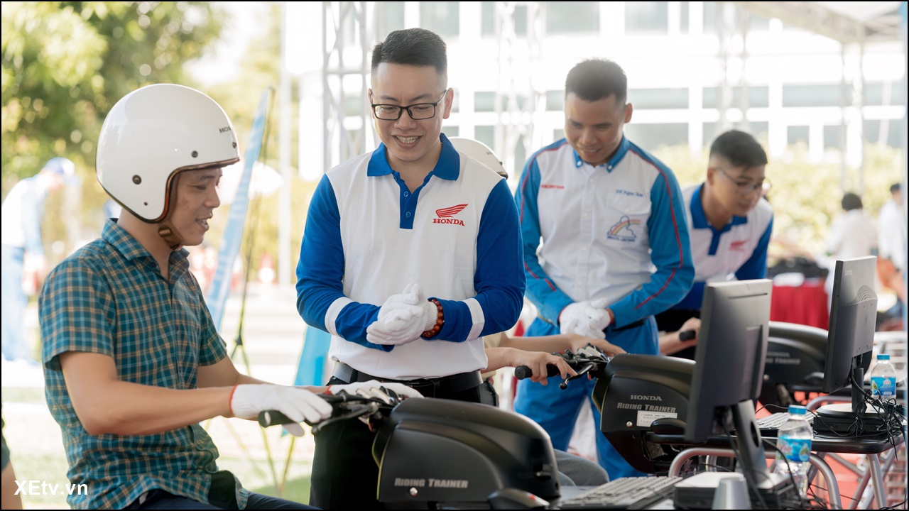 HONDA - Trao tặng mũ bảo hiểm cho học sinh lớp Một toàn quốc năm học 2025 – 2026 “Đội mũ xinh ...jpg