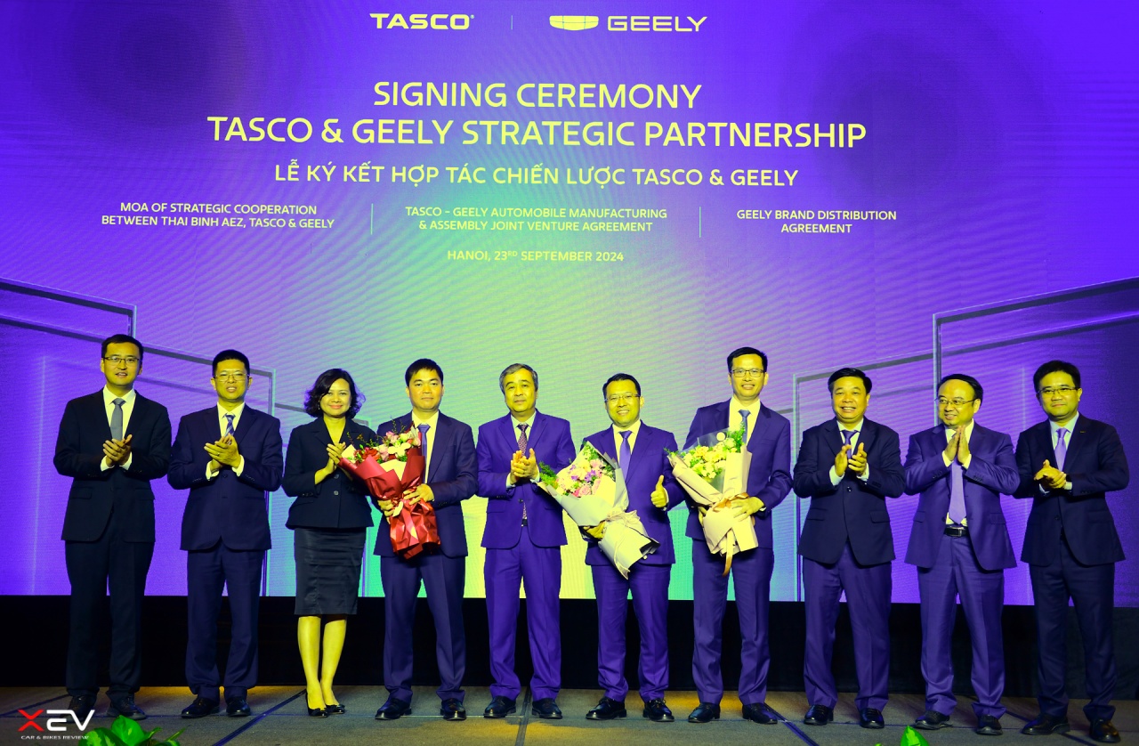 Lanh-dao-Tinh-Thai-Binh-tang-hoa-chuc-mung-ky-ket-XEtv.vn.jpg