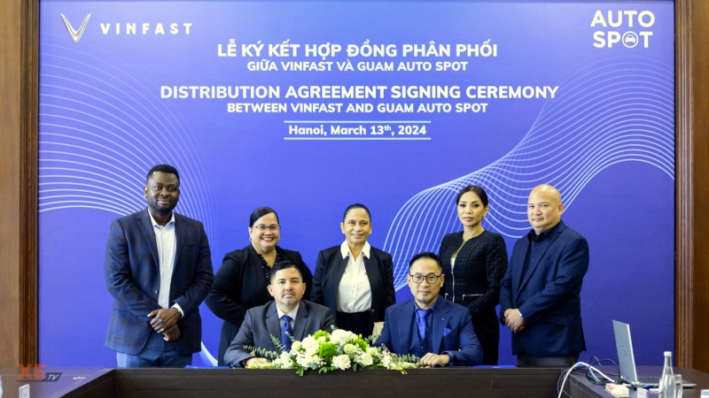 ng Derrick Muna-Quinata, Chủ tịch Guam AutoSpot (ngồi bên trái) và ông Steve Trần, đại diện Vi...jpg