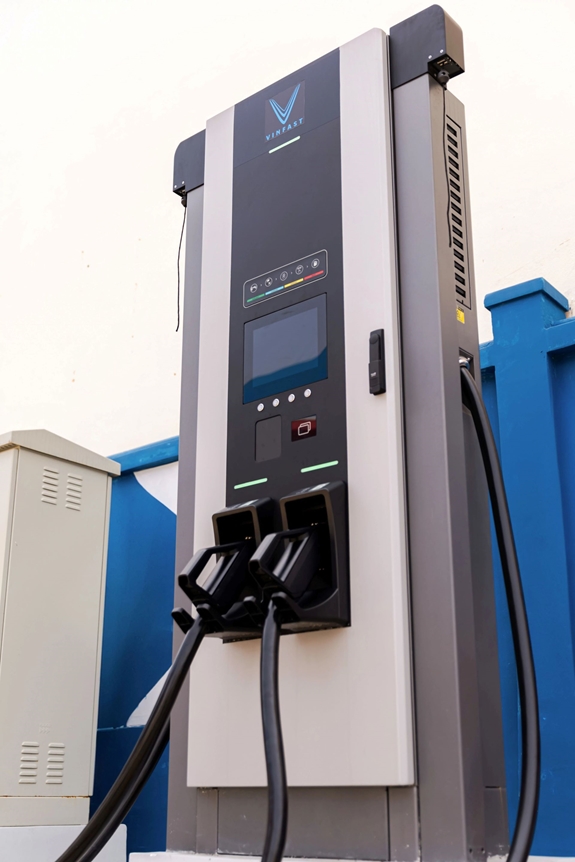 Thiết kế của trụ sạc siêu nhanh 360kW mỏng, gọn và hiện đại hơn..jpg