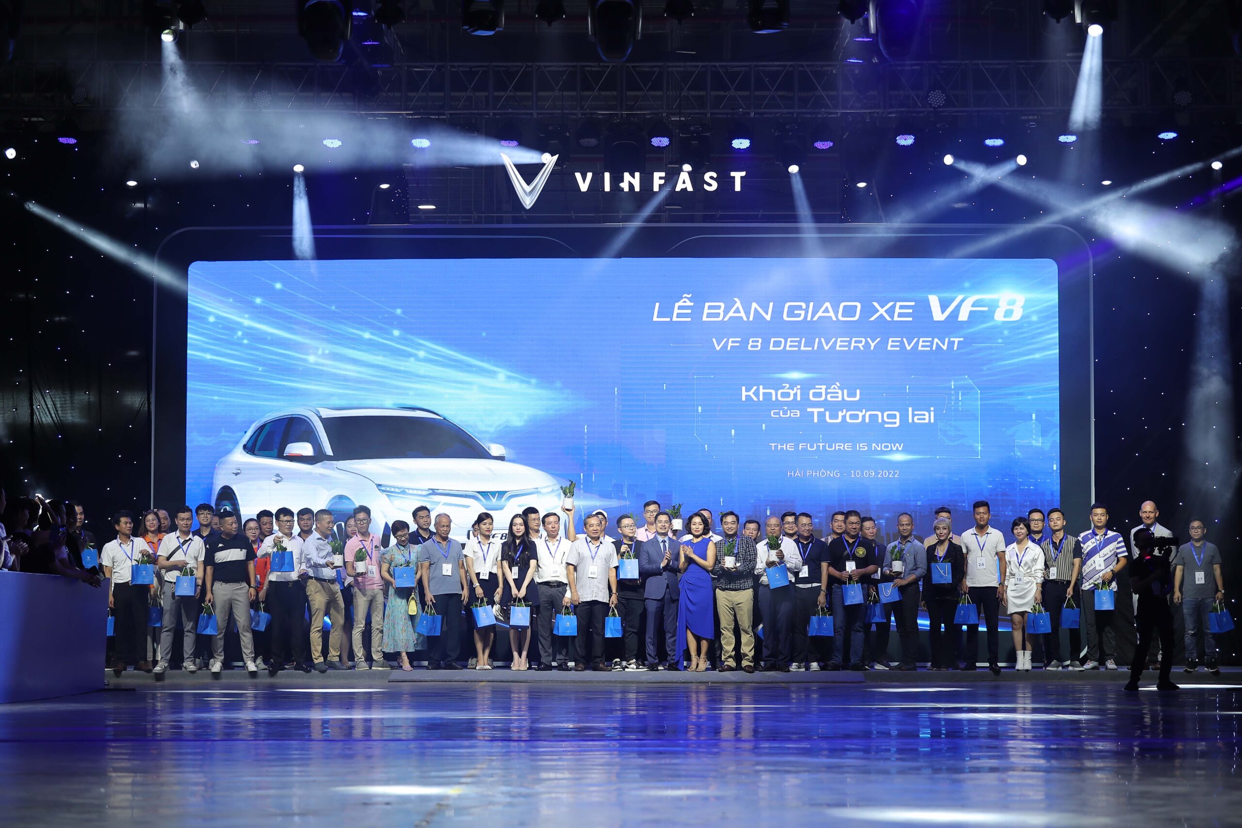 VinFast-ban-giao-100-o-to-dien-VF-8-dau-tien-tai-Viet-Nam-chuan-bi-xuat-khau-Quoc-te-scaled.jpg