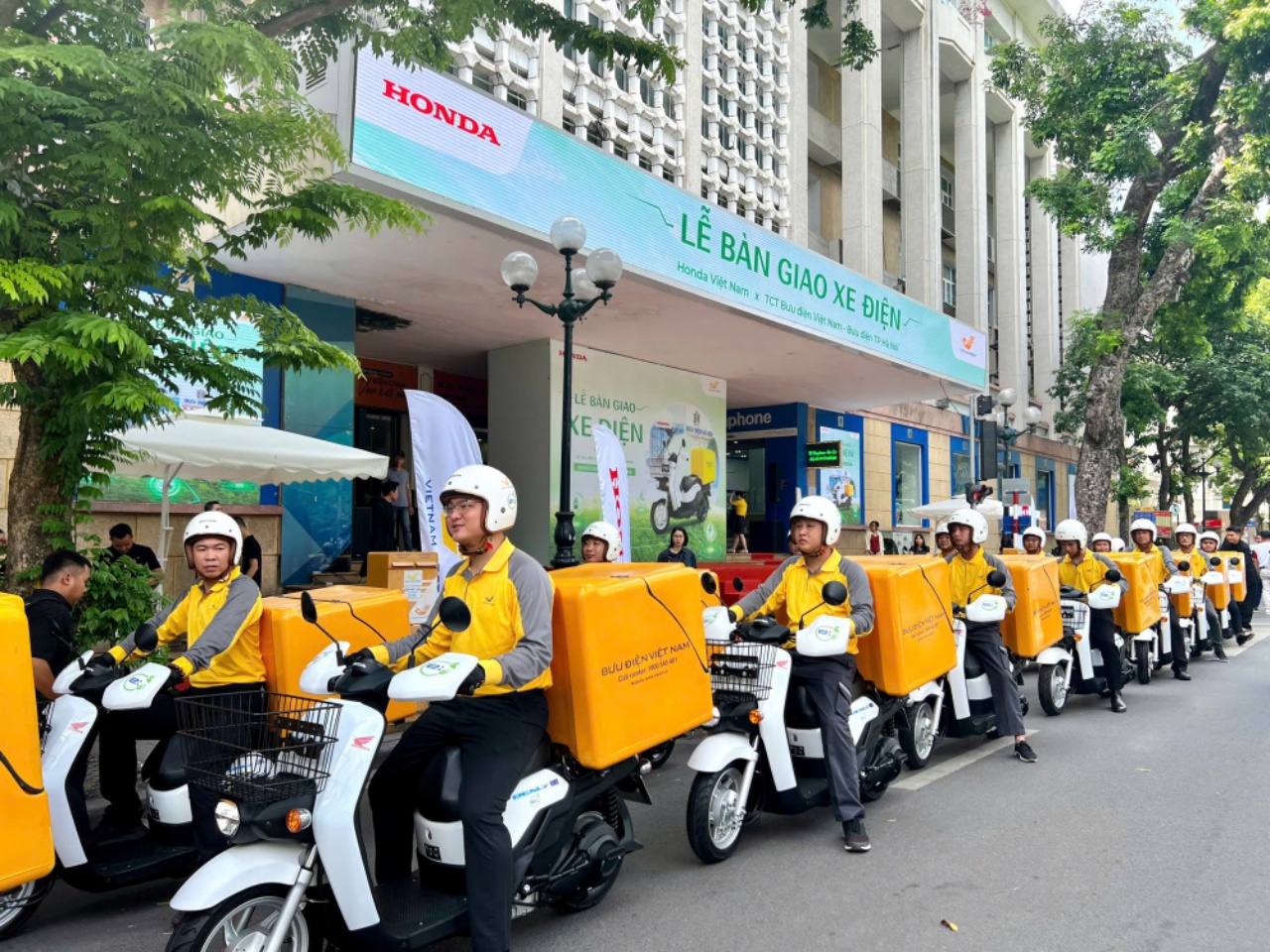 Xe máy điện Benly e được bàn giao cho Bưu điện Hà Nội (1).jpg