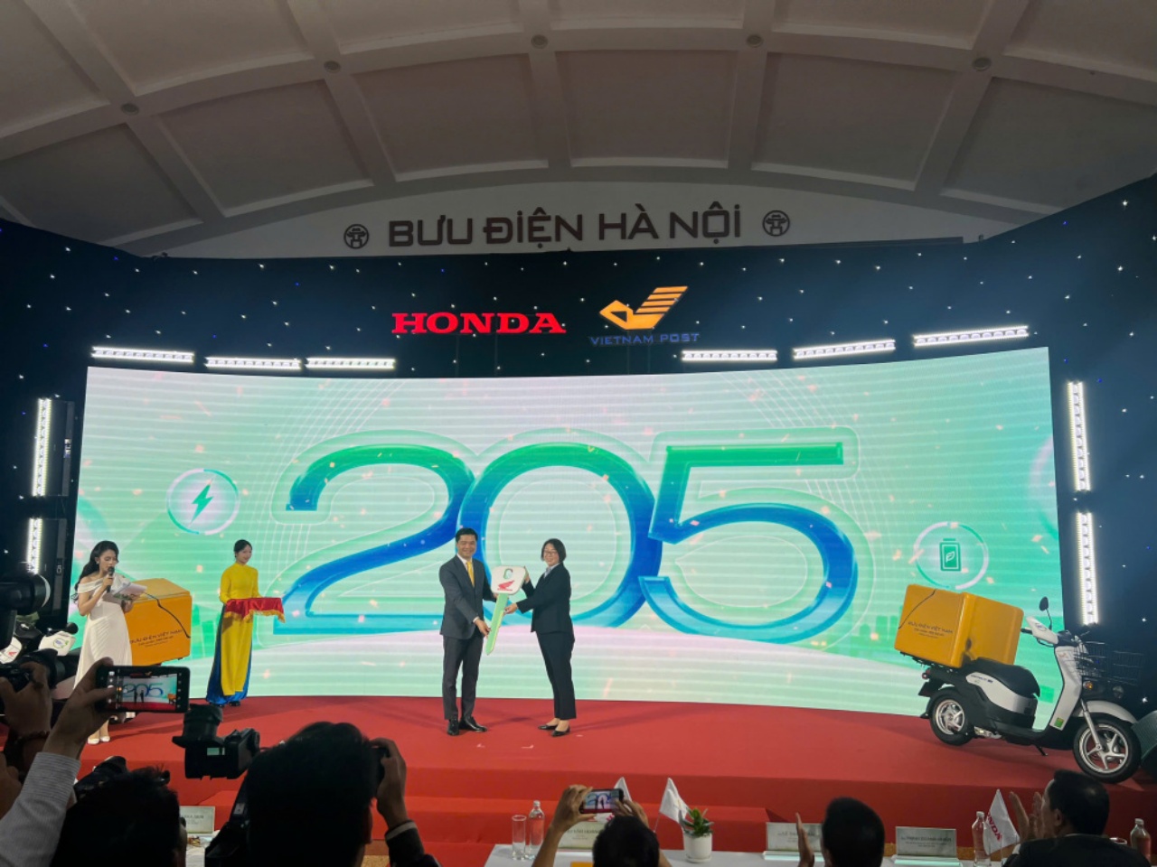 Xe máy điện Benly e được bàn giao cho Bưu điện Hà Nội (2).jpg