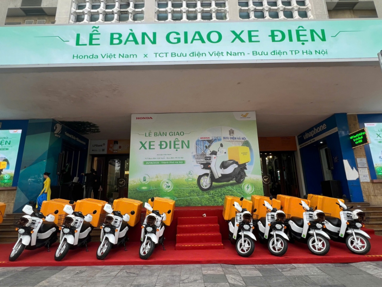 Xe máy điện Benly e được bàn giao cho Bưu điện Hà Nội (3).jpg