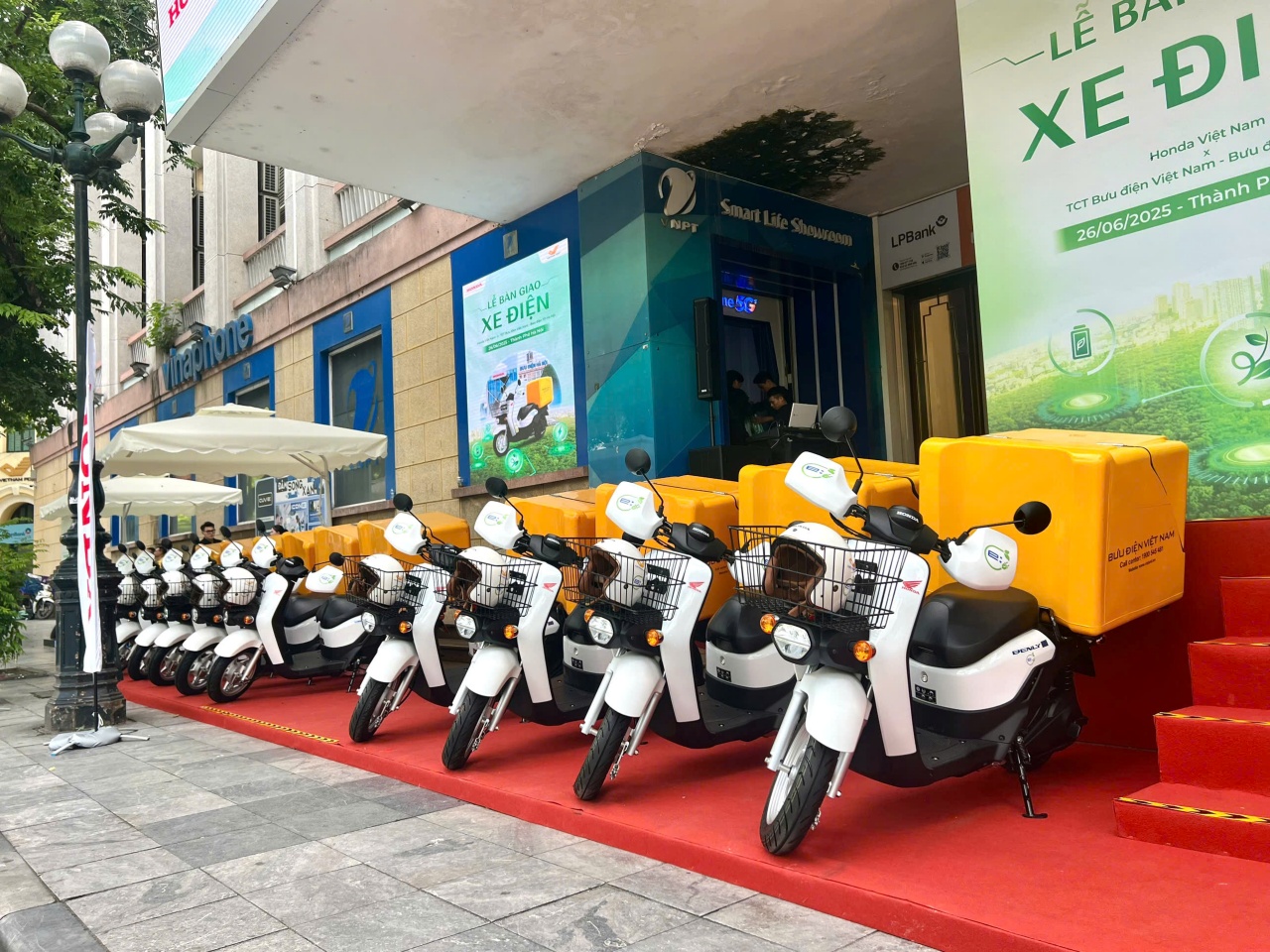 Xe máy điện Benly e được bàn giao cho Bưu điện Hà Nội (4).jpg
